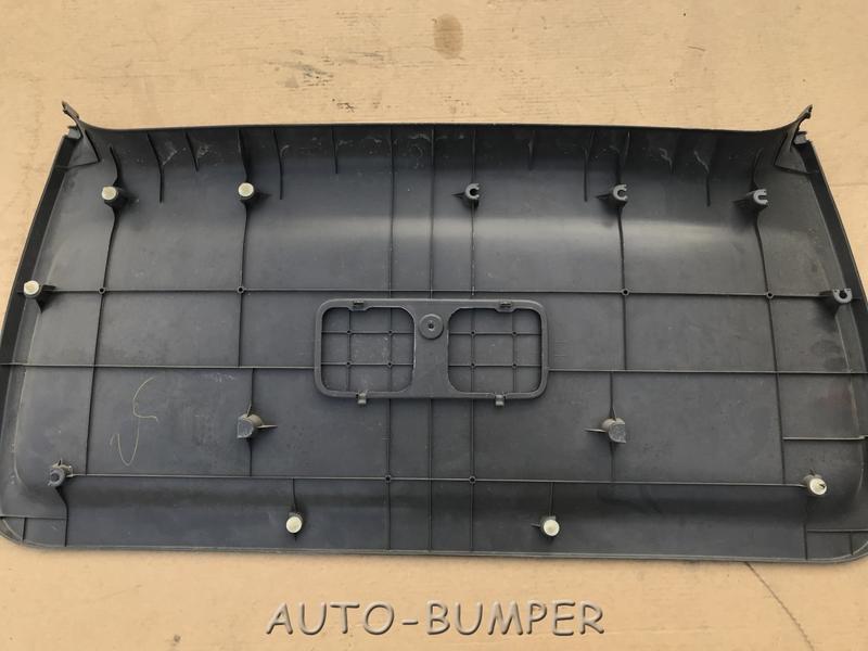  Toyota Isis Обшивка пятой двери  6775144030, 67751-44030