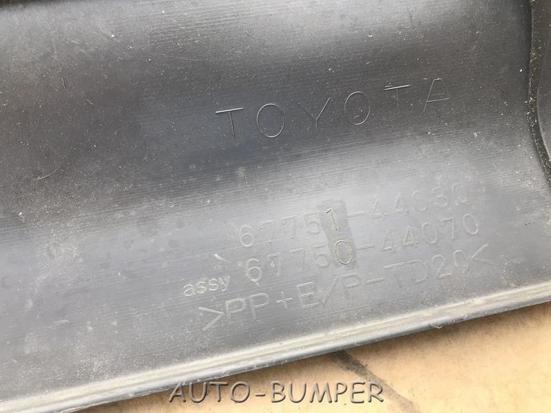  Toyota Isis Обшивка пятой двери  6775144030, 67751-44030