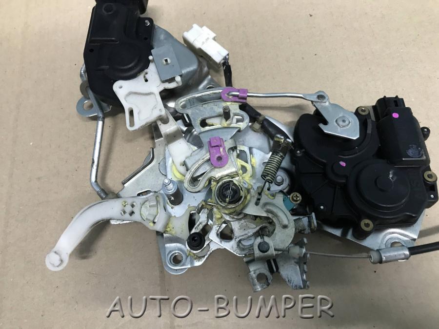 Toyota Isis Замок двери задний  6903033241