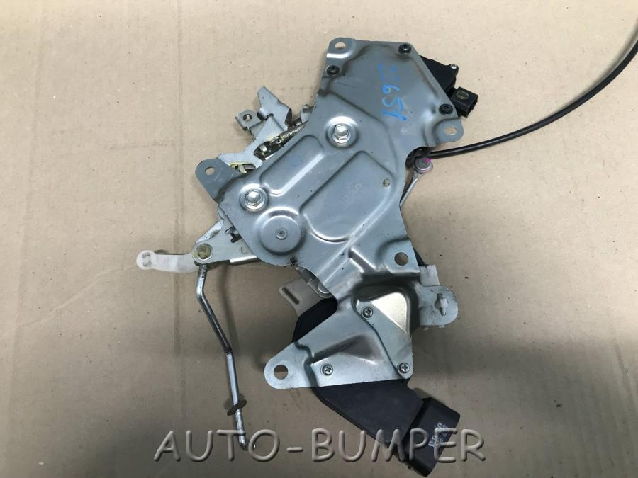 Toyota Isis Замок двери задний  6903033241