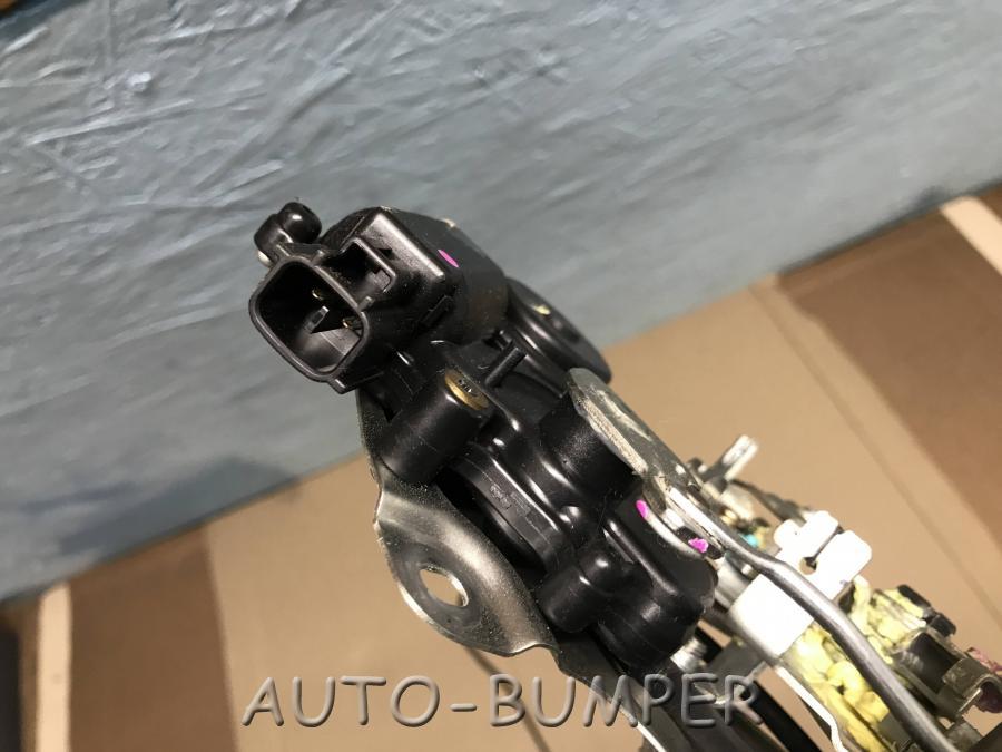 Toyota Isis Замок двери задний  6903033241