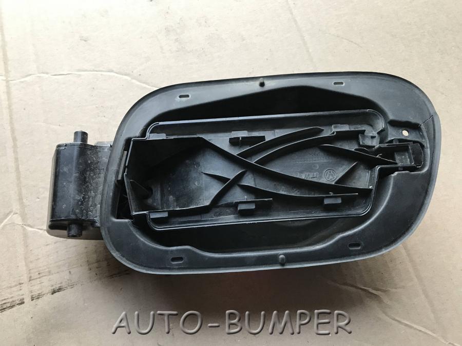 VW Touareg NF 2010- Кронштейн лючка бензобака  7P6809857