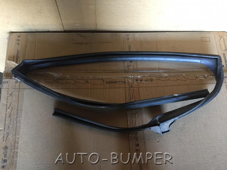 Toyota Уплотнитель двери задней  6815228080