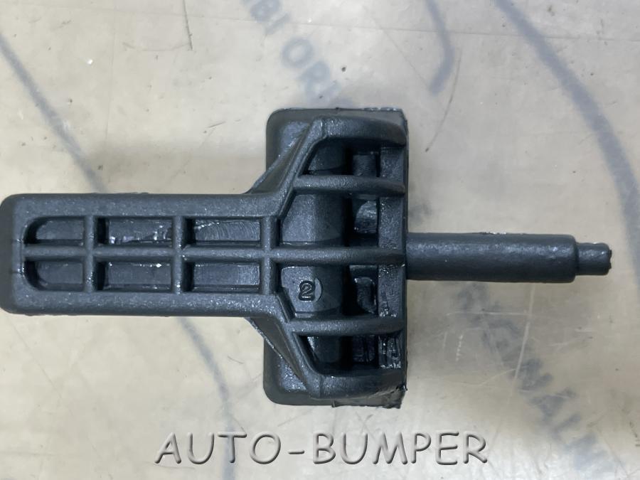Iveco EuroTech Cursor Крюк солнцезащитной шторки 98472405