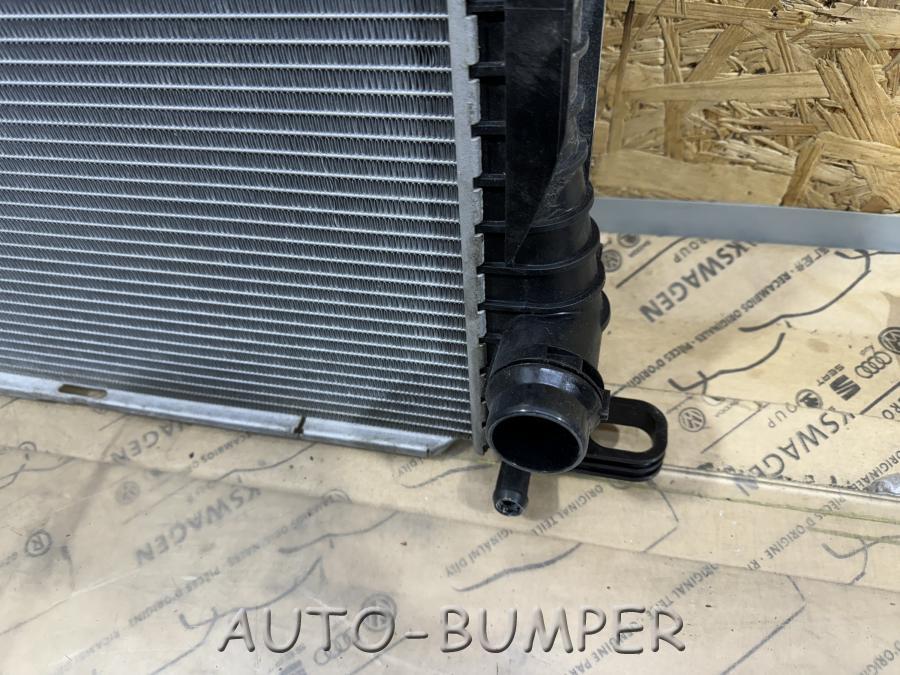 Volkswagen Touareg 2018- Радиатор основной 8W0121251AB