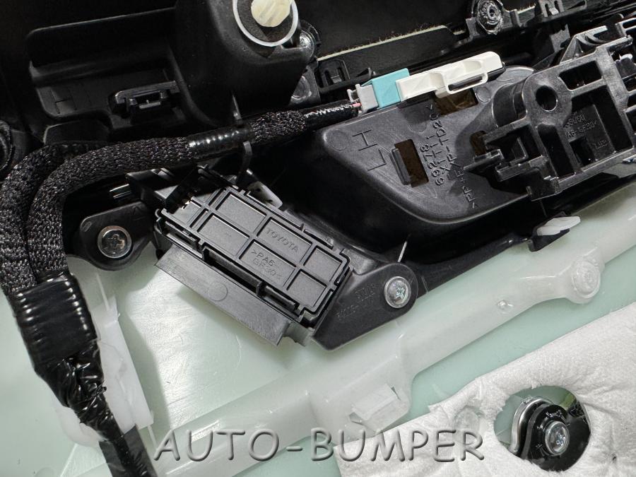 Toyota Venza 2020- Обшивка двери передняя левая 82156-48110, 67602-X1T11, 69278-X1T11