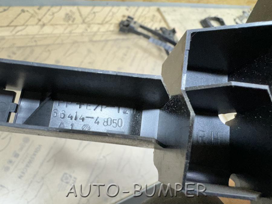 Toyota Kluger V Направляющая задняя правая 66414-48050