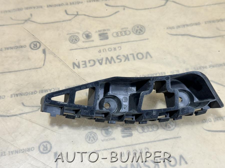 VW Jetta 2011- Крепление переднего бампера 5CU807184