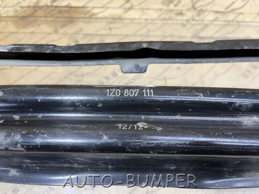 Skoda Octavia A5 2009- Усилитель переднего бампера 1Z0807111 1Z0807109C