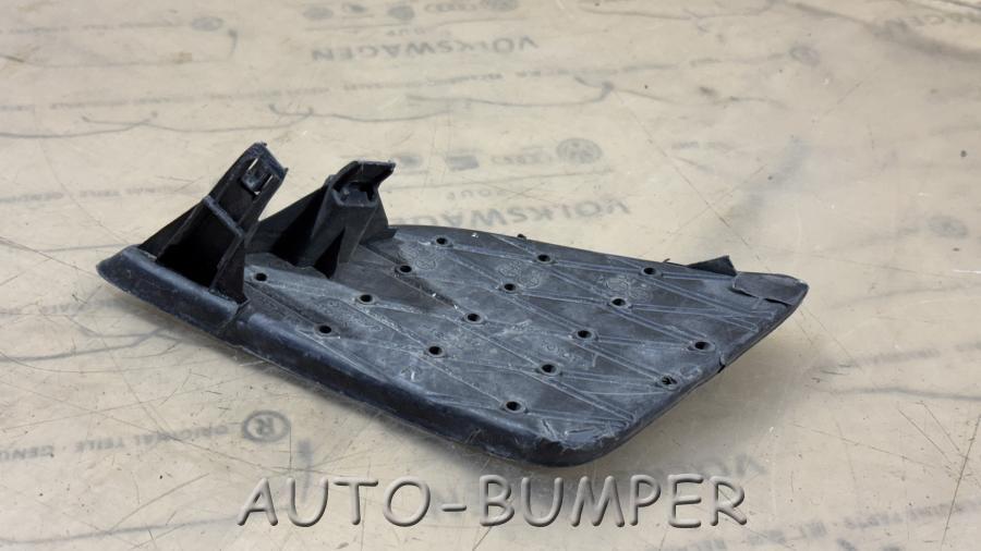 Toyota Corolla 150 Заглушка правая противотуманной фары 81481-12080