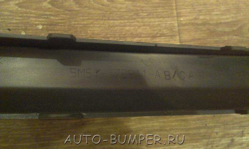 Ford Focus 2 седан 2005-Молдинг заднего бампера центральный 1360459 5M5117E911AB