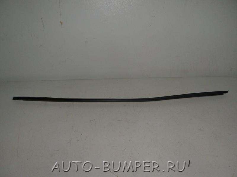 VW Gol Br/ Parati BR  2004- Молдинг лобового стекла правый 377837124A
