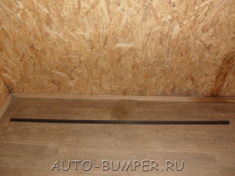 Volkswagen Golf 3 1992- Направляющая накладки порога 1H0853941