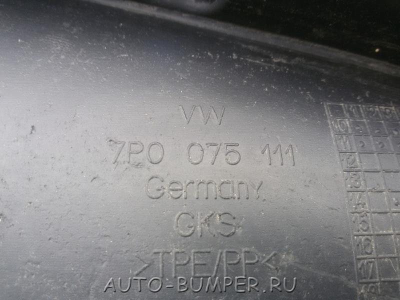 VW Touareg 2011- Брызговик передний правый 7P0075111