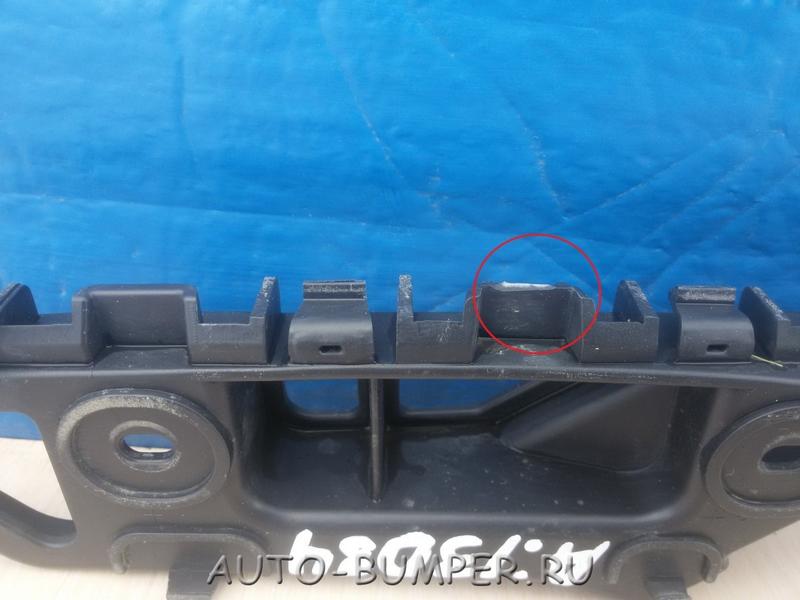 VW Caddy 2011- Кронштейн правый переднего бампера 2K5807184