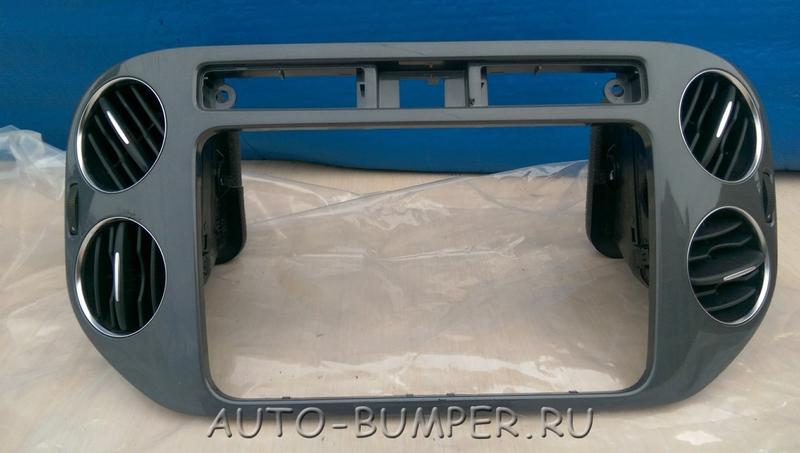 Volkswagen Tiguan  2011- Накладка магнитолы с дефлектором 5N0858069J CIU