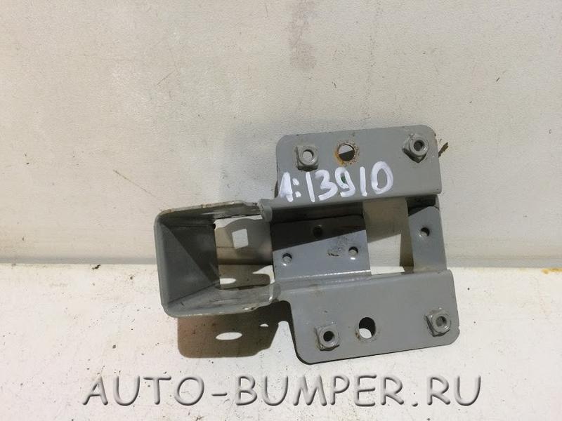 Volkswagen Polo (Седан) 2011- Кронштейн петли крышки багажника правый 6RF827302A
