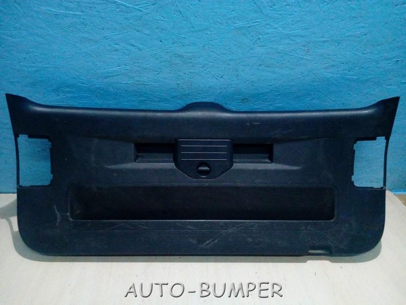 VW Touareg 2010- Обшивка крышки багажника 7P6867601A