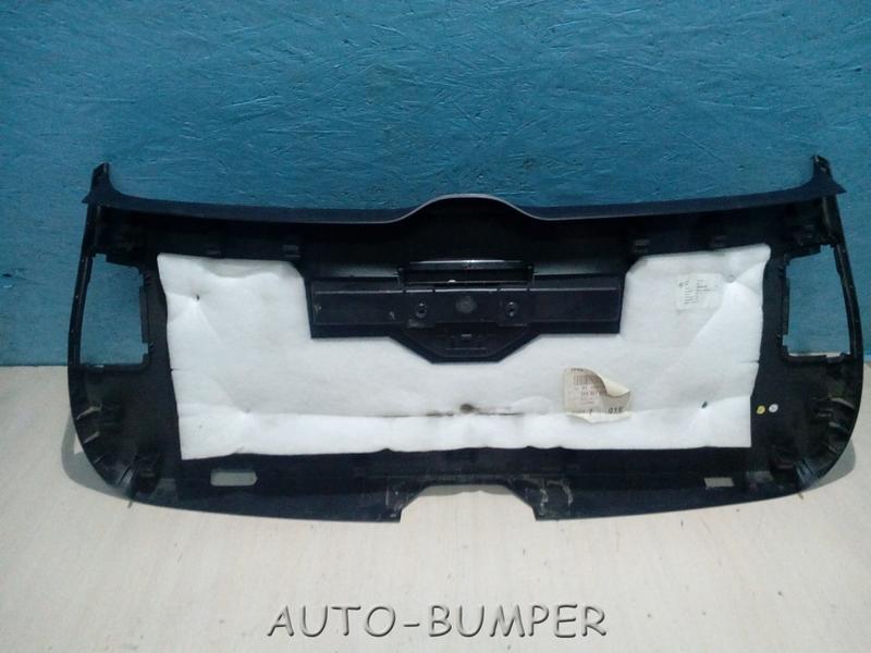 VW Touareg 2010- Обшивка крышки багажника 7P6867601A
