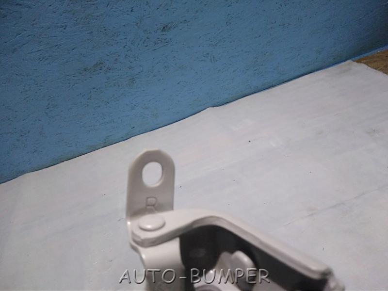 Toyota Corona ST210  петля двери правая  6873012110