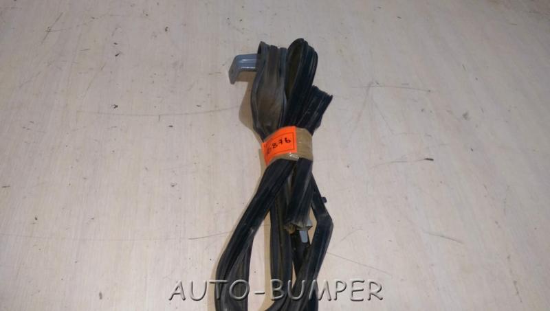 Toyota Land Cruiser (200) 2008- Уплотнитель стекла, L 6815160060
