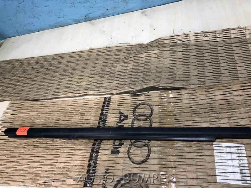 Mercedes M-Class W164 2011- Молдинг стекла двери задний правый  A1646908080